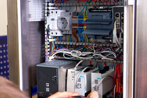 Подключение оборудования в шкафу управления станцией сериализации