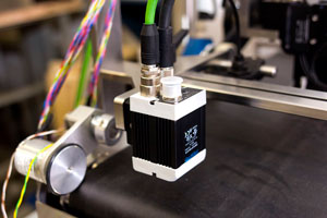 Камера верификации над конвейером станции сериализации