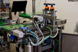 Станция сериализации TraceWay S1 с открытым шкафом управления