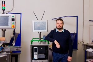 Генеральный директор Original Group Равиль Гимадиев с комплексом для ручной сериализации, агрегации и складского учета TraceWay SAW1