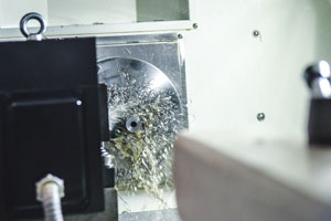 Токарный станок в работе