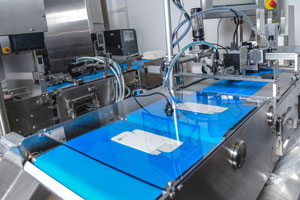 Промаркированные пачки на конвейере станции сериализации